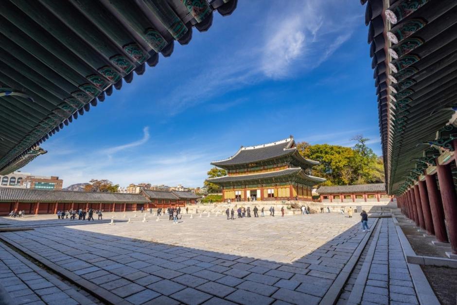 At Miasageori #up To 6 People #subway 2 Min #airport Bus 2 Min #dongdaemun 10 Min #myeongdong 15 Min #seoul Station 20 Min #gyeongbokgung Palace, Seongsu, Hongdae 25 Min #itaewon 30 Min #gangnam 40 Min Apartment Seoul