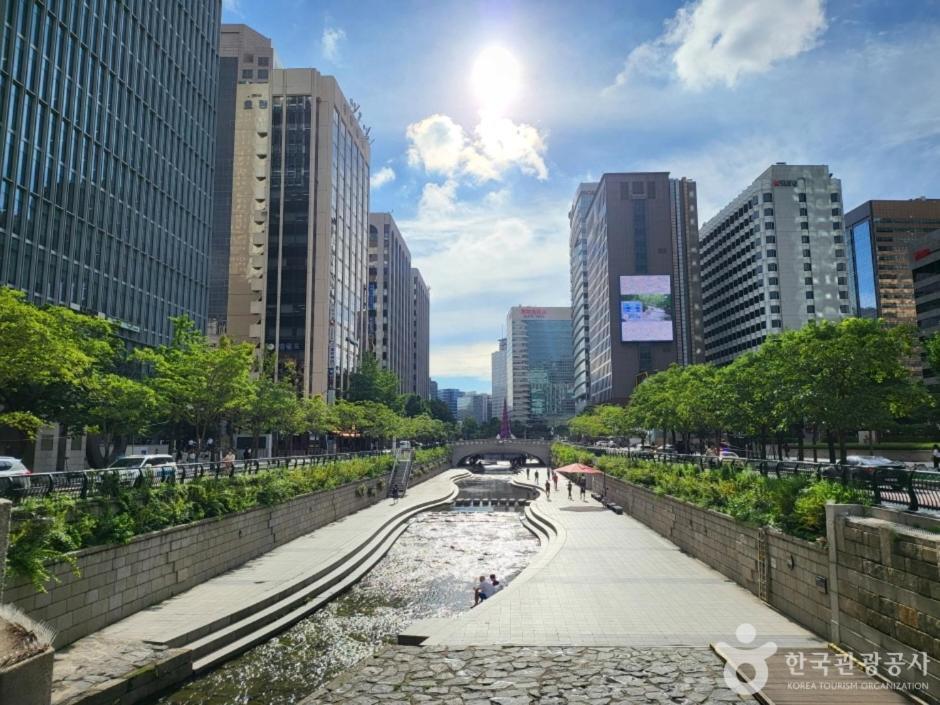 Apartment At Miasageori #up To 6 People #subway 2 Min #airport Bus 2 Min #dongdaemun 10 Min #myeongdong 15 Min #seoul Station 20 Min #gyeongbokgung Palace, Seongsu, Hongdae 25 Min #itaewon 30 Min #gangnam 40 Min Seoul