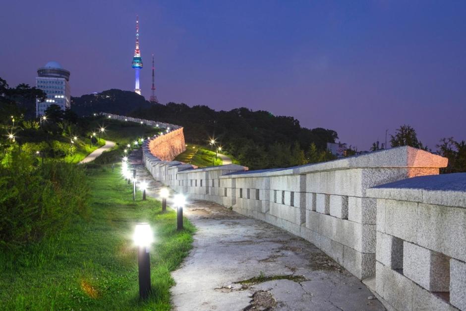 At Miasageori #up To 6 People #subway 2 Min #airport Bus 2 Min #dongdaemun 10 Min #myeongdong 15 Min #seoul Station 20 Min #gyeongbokgung Palace, Seongsu, Hongdae 25 Min #itaewon 30 Min #gangnam 40 Min Seoul