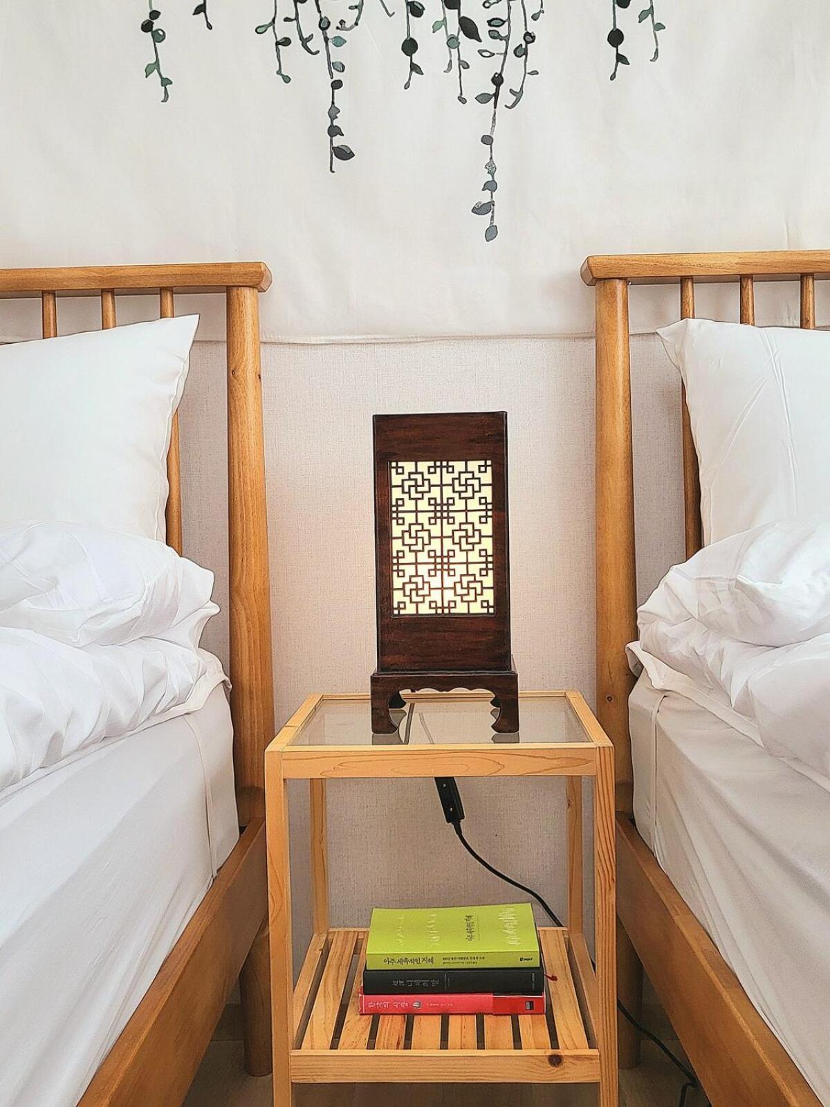 At Miasageori #up To 6 People #subway 2 Min #airport Bus 2 Min #dongdaemun 10 Min #myeongdong 15 Min #seoul Station 20 Min #gyeongbokgung Palace, Seongsu, Hongdae 25 Min #itaewon 30 Min #gangnam 40 Min Apartment